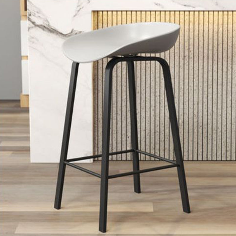 アクリルシートとミルクティーショップ用のペダルを備えたモダンバックレストカウンタースツール鉄のバースツール