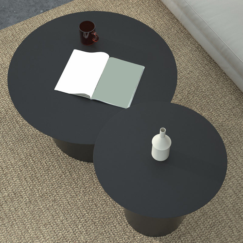 Tavolino moderno in metallo a base di piedistallo rotondo in metallo.