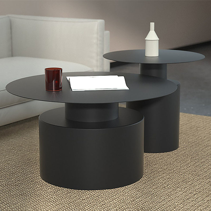 Tavolino moderno in metallo a base di piedistallo rotondo in metallo.