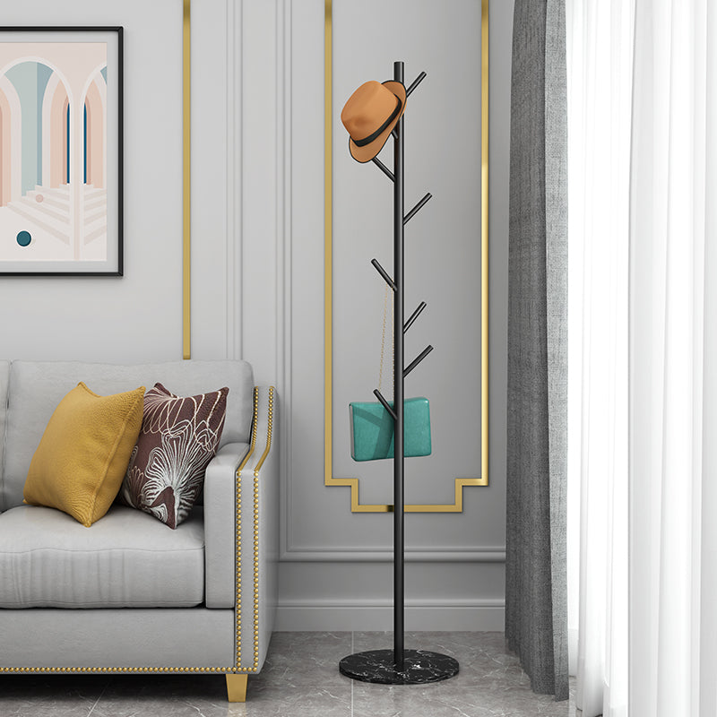 Hermosos ganchos de colgra de abrigo estante de abrigo de metal de pie con fondo de mármol