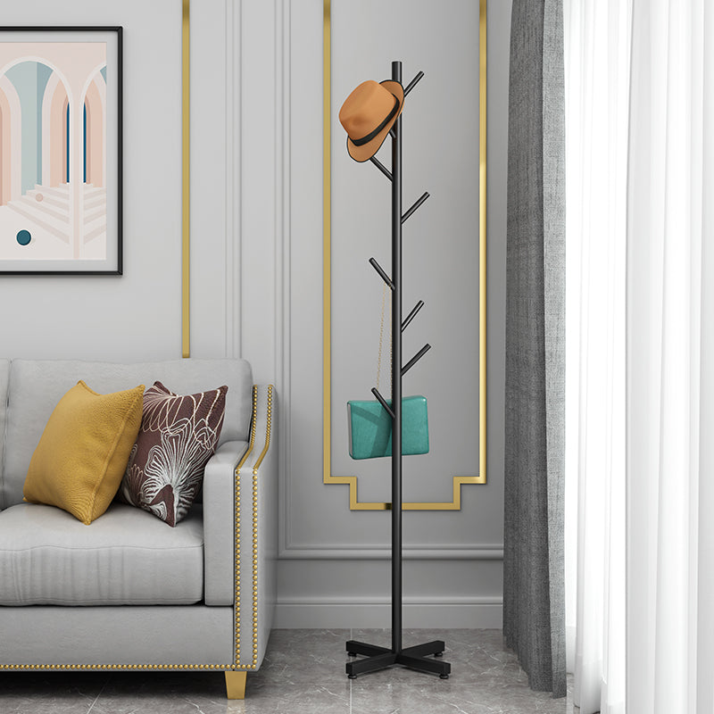 Hermosos ganchos de colgra de abrigo estante de abrigo de metal de pie con fondo de mármol
