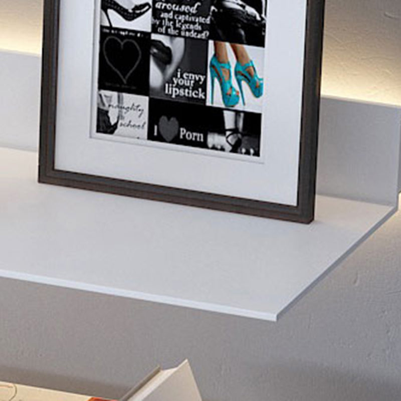 モダンな金属製の本棚1層の壁に囲まれた本棚が磨かれています。