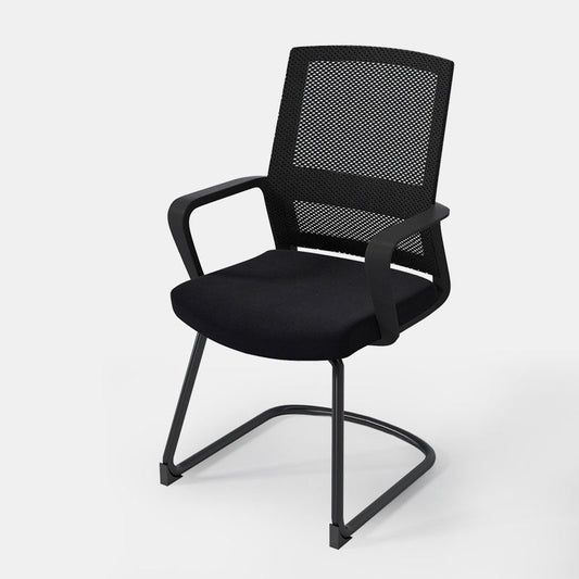 Arms di sedia da ufficio a metà schiena nera incluse.