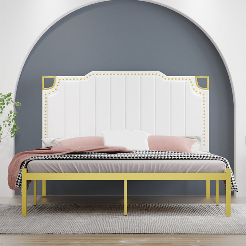 フェイクレザーステップヘッドボードとネイルヘッドトリム付きアイアンベッド