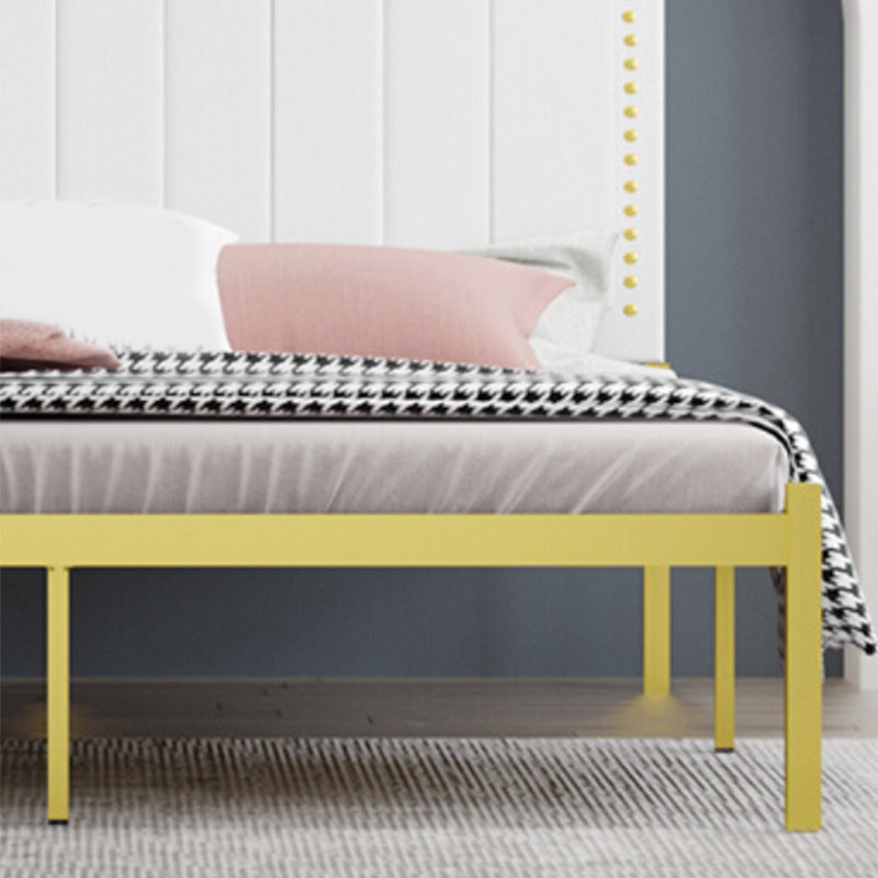 フェイクレザーステップヘッドボードとネイルヘッドトリム付きアイアンベッド
