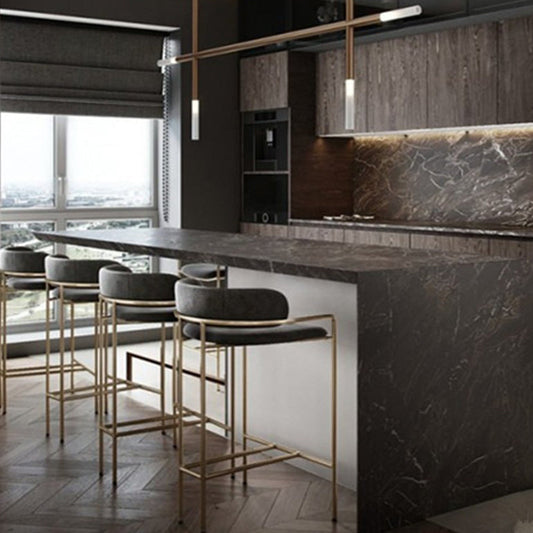 Moderno sgabello da bar imbottito per interni da bar in basso.