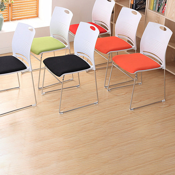 Pas de chaise de bureau moderne de roues chaise de bureau rembourrée sans bras