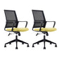 Zwarte mesh bureaustoel met armleuning, geen storende draaistoel
