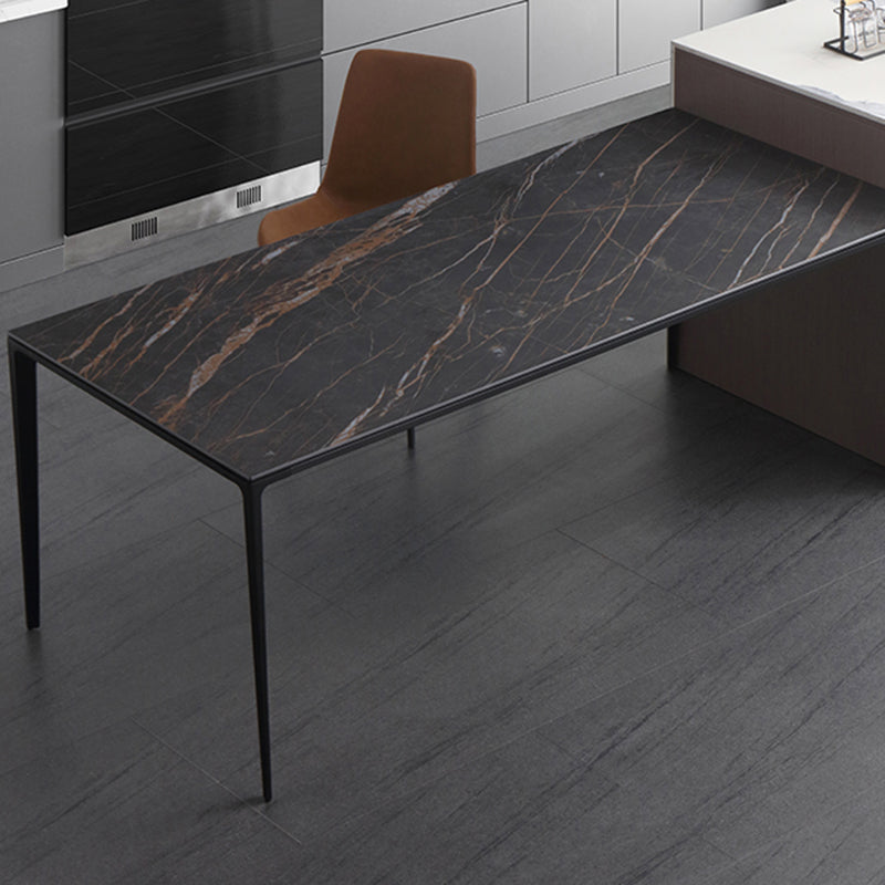 Tavolo da pranzo industriale a 4 gambe in pietra nera e sito da pranzo in metallo