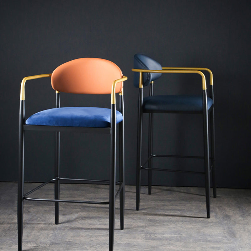 Sgabello da bar rettangolare con bracciolo industriale imbottito con schienale pieno