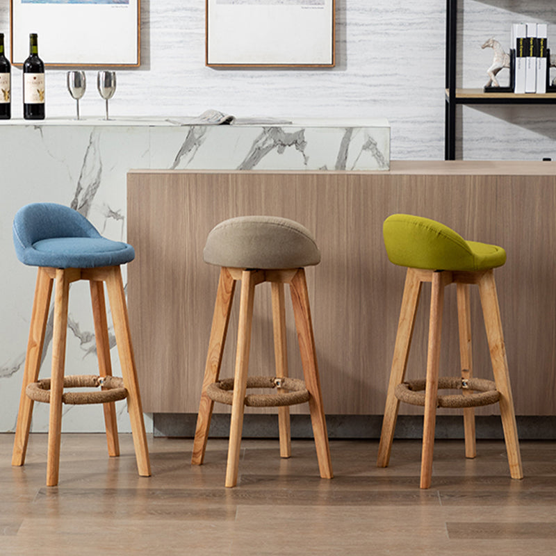 Barhocker aus skandinavischem Holz mit Stoffpolsterung und Drehgelenk