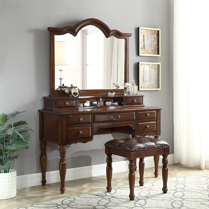 Traditionele make -up ijdelheid in bruine rubberen houten kaptafel