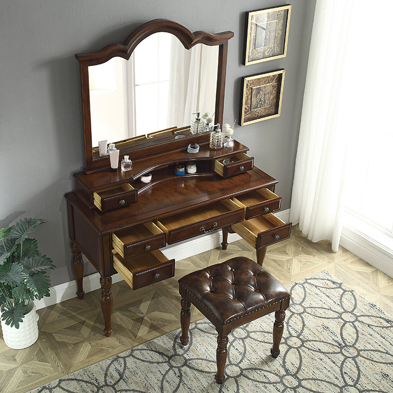 Traditionele make -up ijdelheid in bruine rubberen houten kaptafel