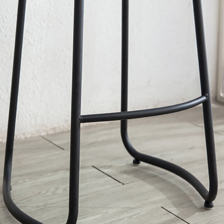 カフェ用の木製のシートとペダル付きのモダンなアームレスバックレススツールの鉄のバースツール