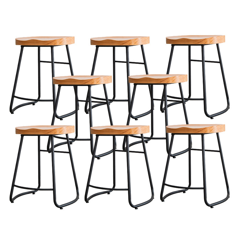 カフェ用の木製のシートとペダル付きのモダンなアームレスバックレススツールの鉄のバースツール