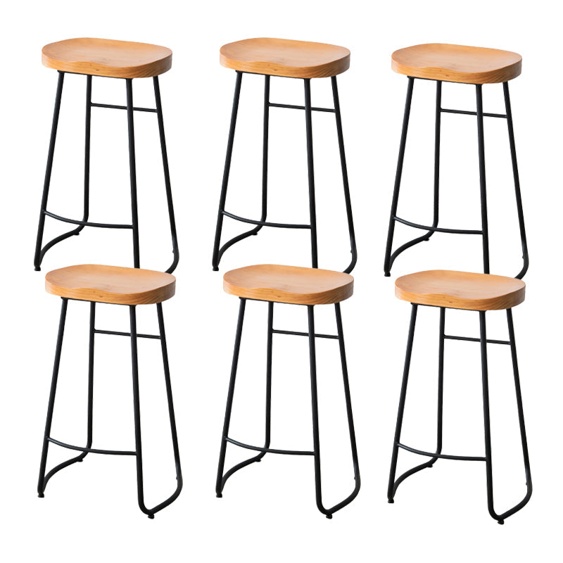 カフェ用の木製のシートとペダル付きのモダンなアームレスバックレススツールの鉄のバースツール