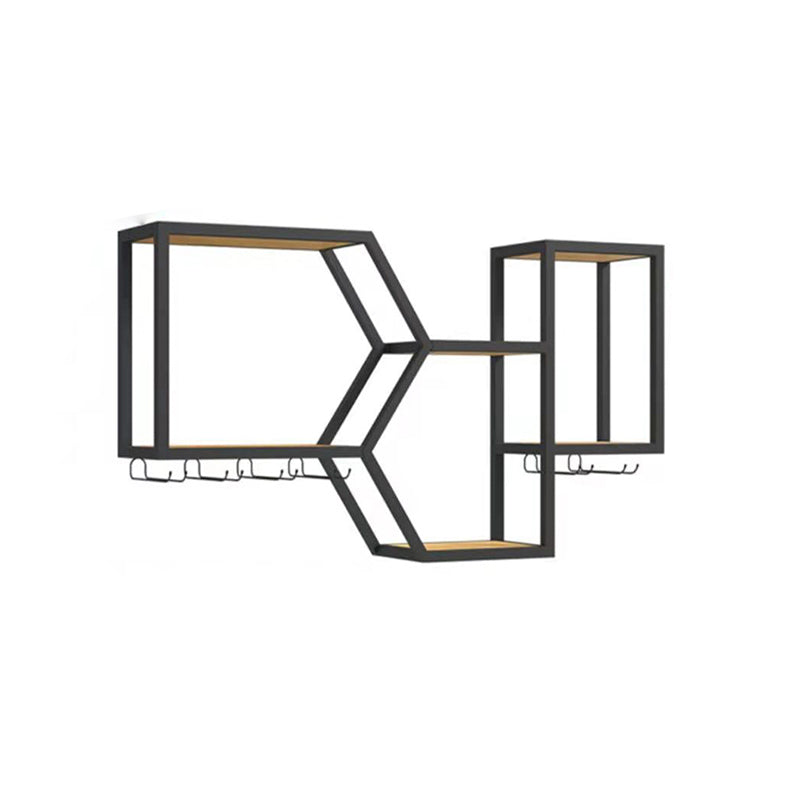 Bouteille de vin mural industriel et grille-vins en métal.