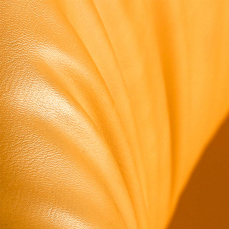 Sedia a braccio di materiale in pelle in pelle in pelle moderna con una gobba