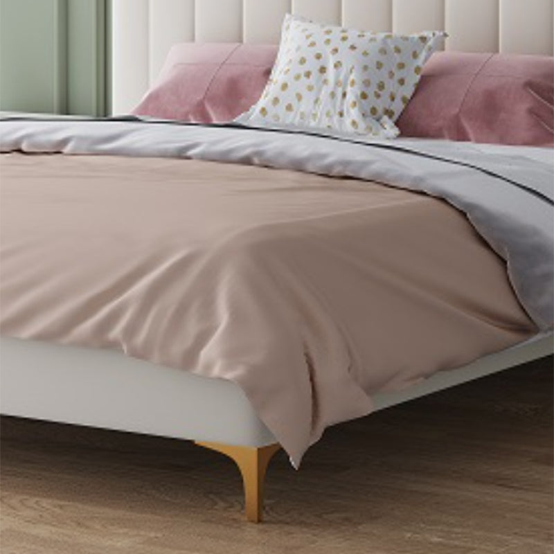 Lit blanc contemporain avec une tête de lit en faux cuir rectangle