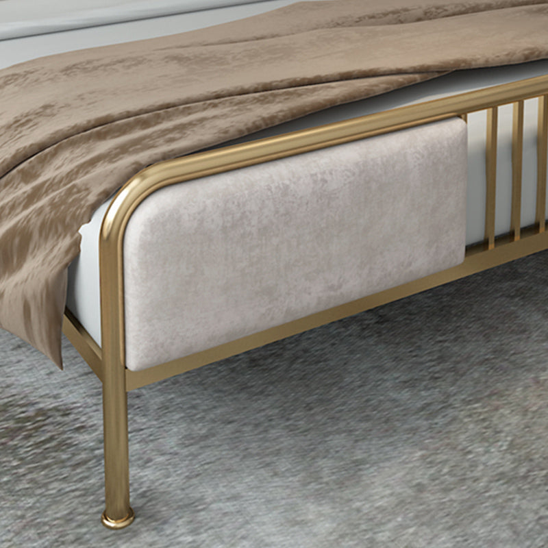 Cama de marco de hierro con cabecera de panel y patas de hierro lecho de color sólido