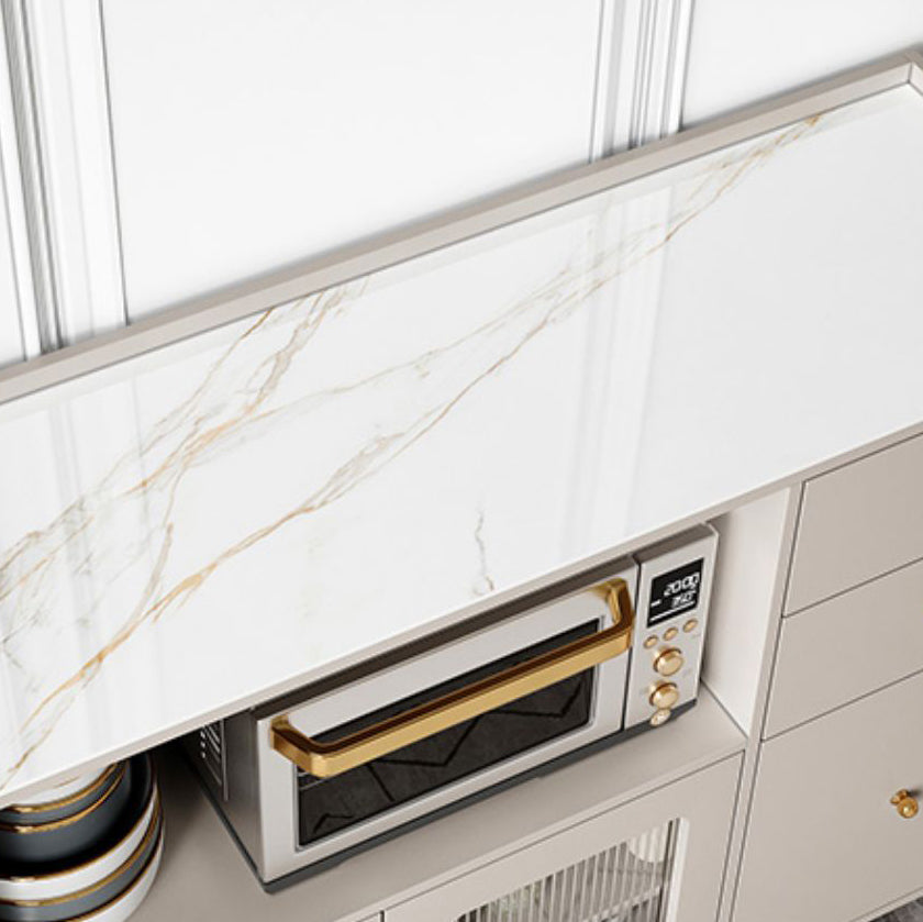 Credenza a scaffalatura regolabile in legno ingegnerizzato glam con top in pietra per soggiorno