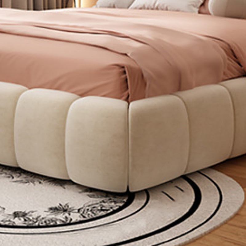 Cama de estilo moderno con cama de cabecera tapizada con mechones