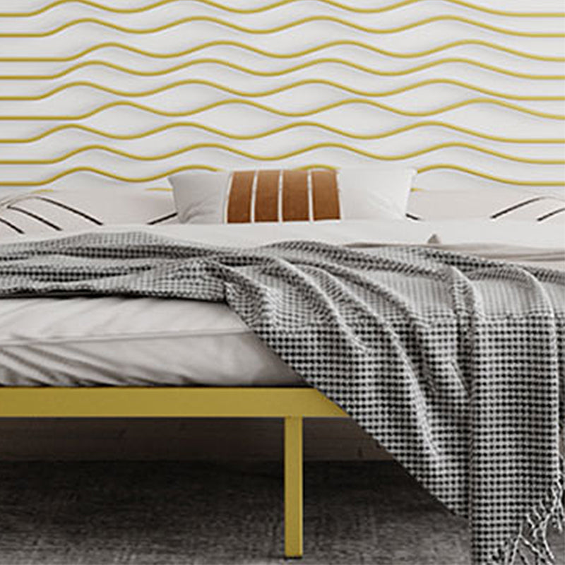 Cama de marco abierto de hierro glamoroso con cabecera rectangular y patas de metal