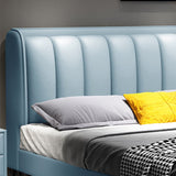 Modernes Wingback -Bett mit rechteckig gepolstertem Kopfteil und Lagerung