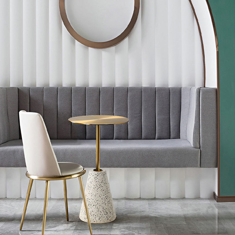 中世のモダンスタイルの丸い金属テーブルと石の台座ベースサイドテーブル