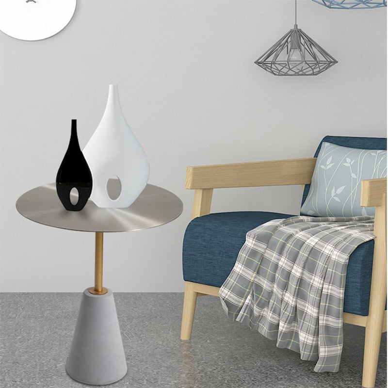 中世のモダンスタイルの丸い金属テーブルと石の台座ベースサイドテーブル