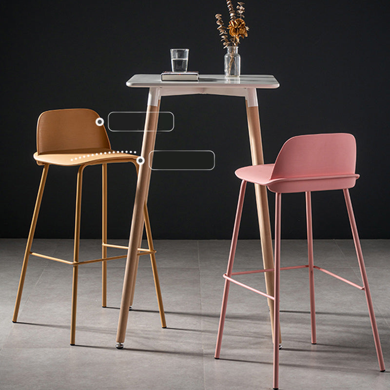 Taburete de barra de plástico escandinavo del brazo de la espalda con 4 patas de hierro