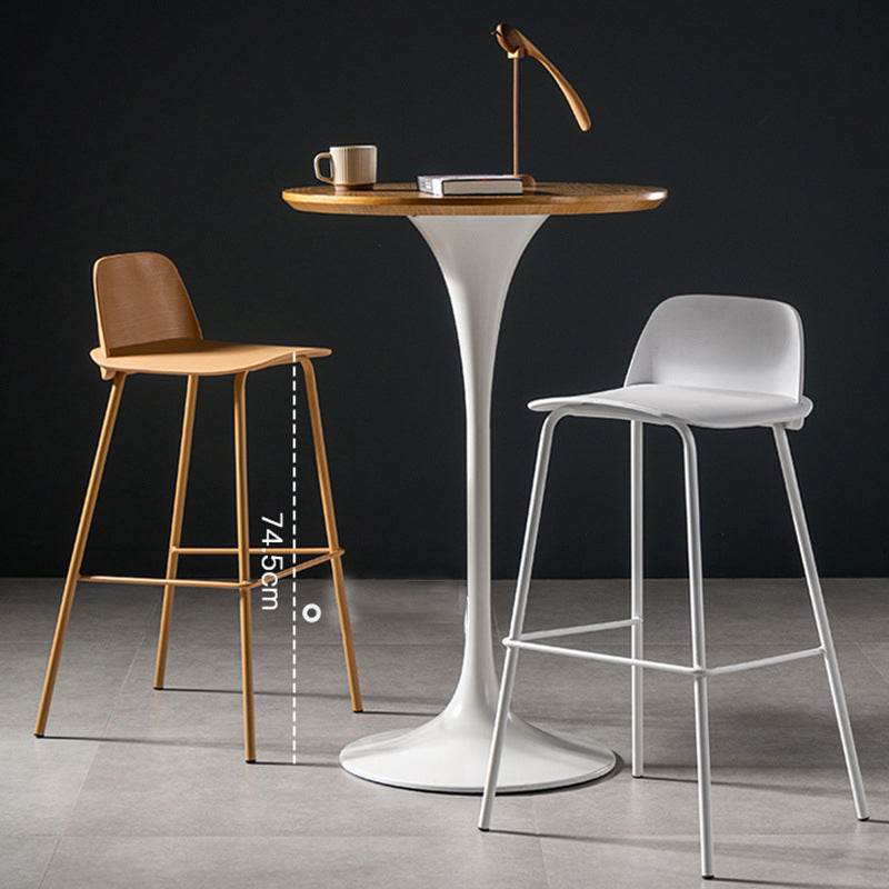 Taburete de barra de plástico escandinavo del brazo de la espalda con 4 patas de hierro