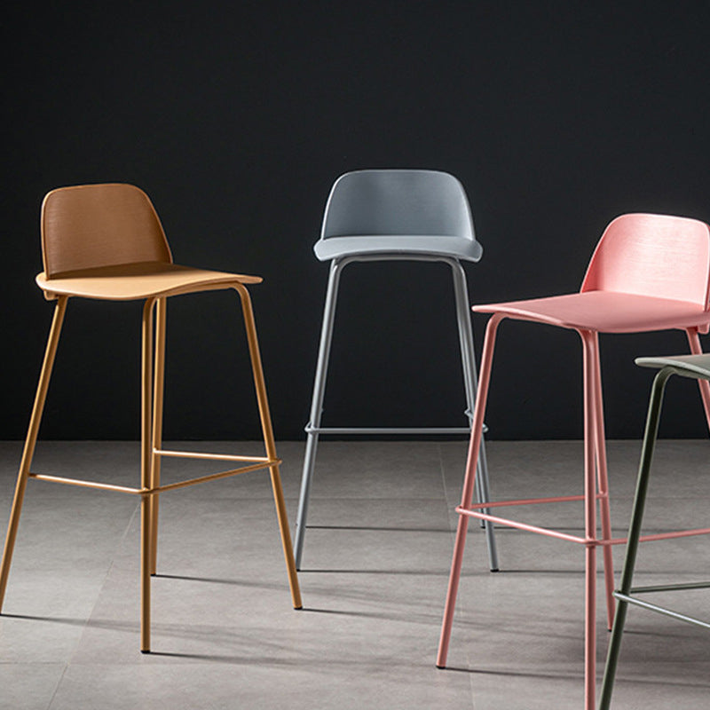 Taburete de barra de plástico escandinavo del brazo de la espalda con 4 patas de hierro