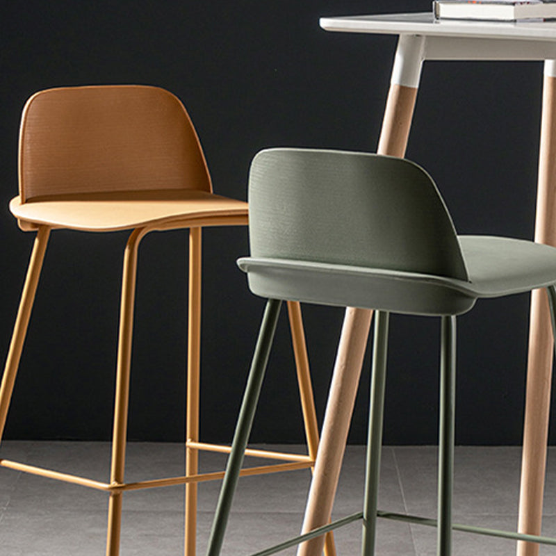 Taburete de barra de plástico escandinavo del brazo de la espalda con 4 patas de hierro