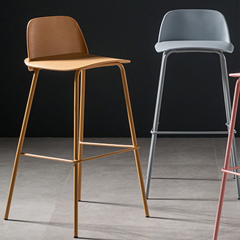 Taburete de barra de plástico escandinavo del brazo de la espalda con 4 patas de hierro