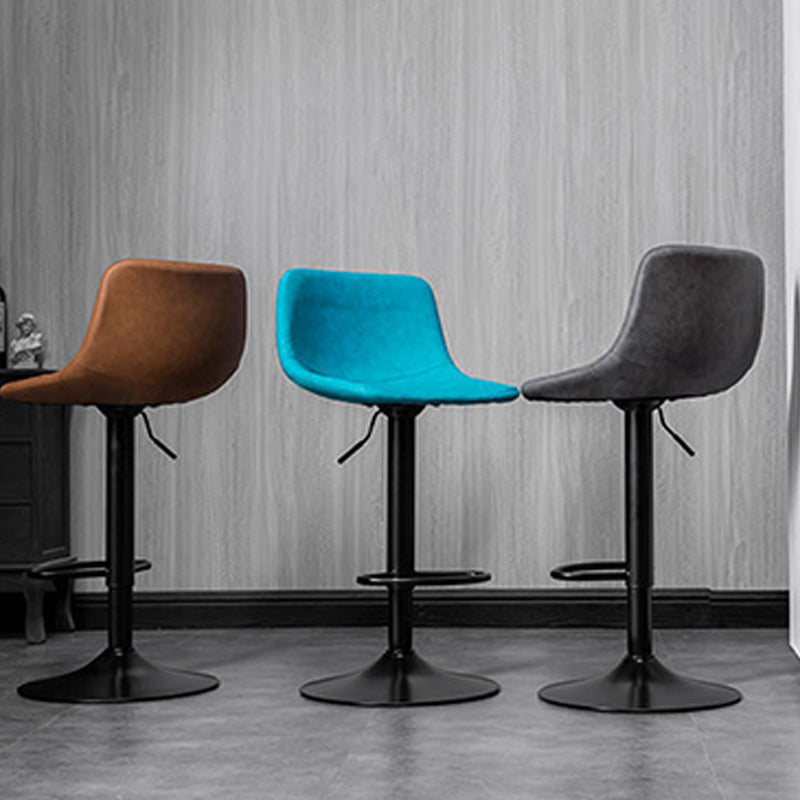 Scandinave Metal Barstool Adjustable Back Back Faux Tox Barstools en finition mate