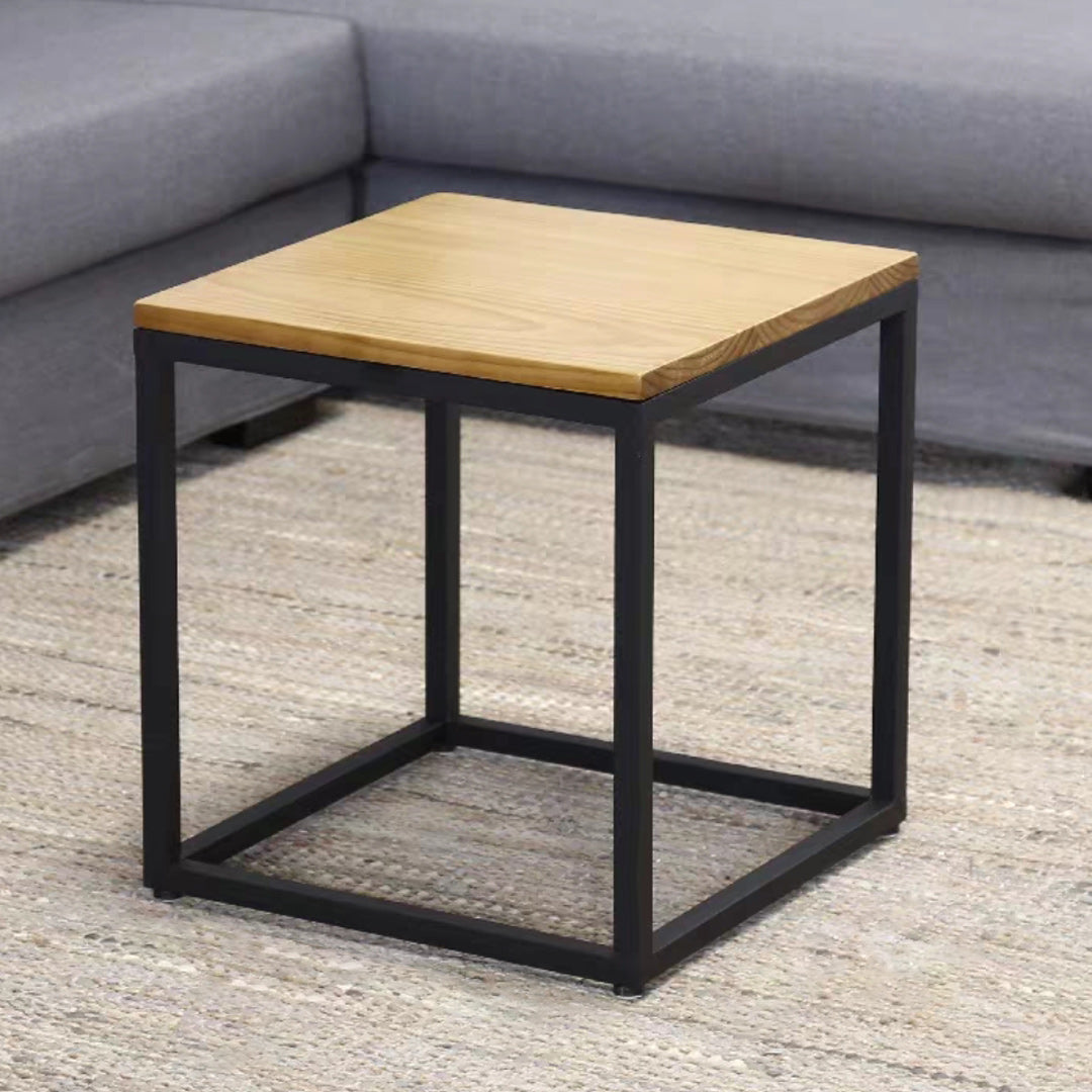 Set di tavolini da caffè nidificante scandinavo con top in legno massiccio e base di ferro