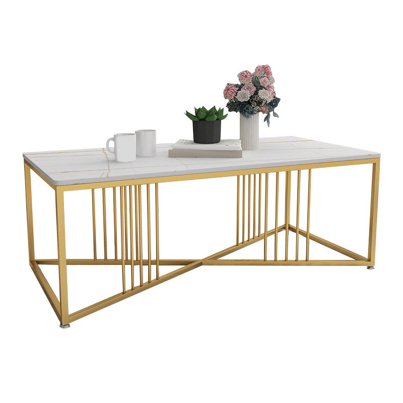 Tavolo da cocktail glam in pietra con base a croce di ferro dorato nel rettangolo
