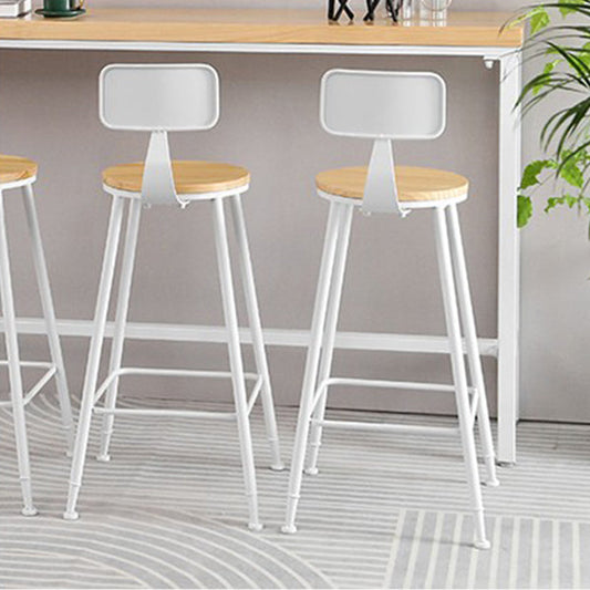 Zeitgenössischer rückenfreier Counterhocker -Kiefernholz -Holzloch -Barhocker mit weißer Schlittenbasis