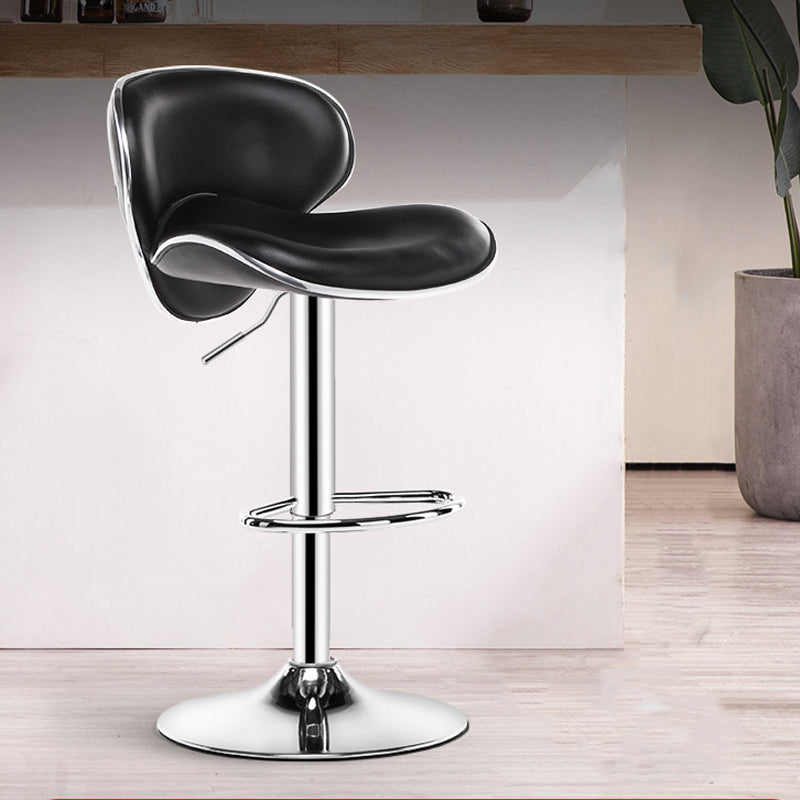 スカンジナビアのメタルバースツールローバックレザー調整可能なバースツールマット仕上げ