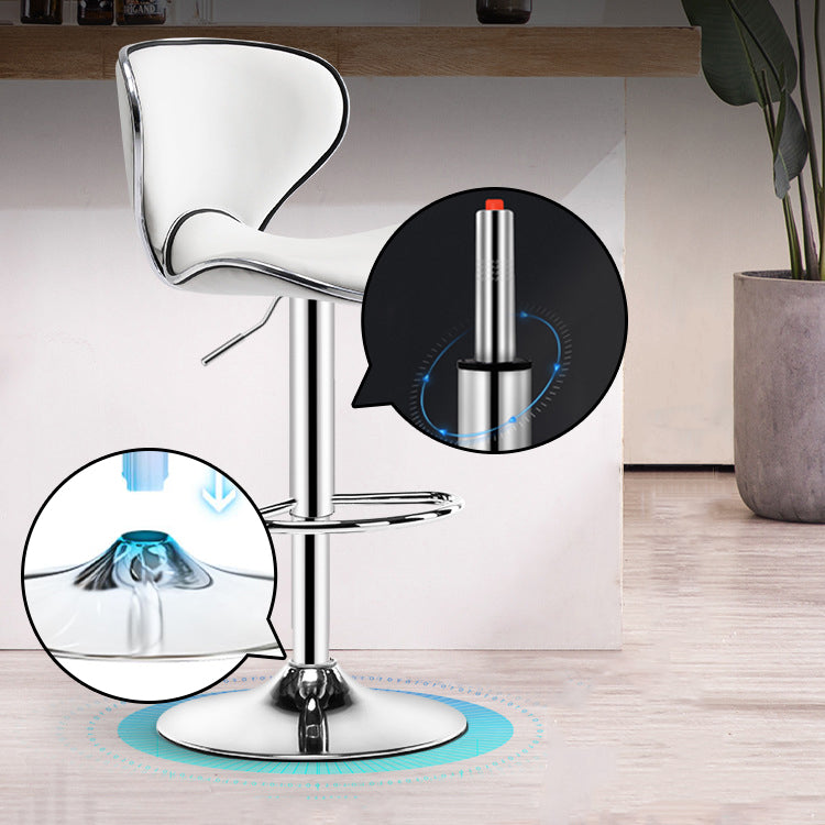 スカンジナビアのメタルバースツールローバックレザー調整可能なバースツールマット仕上げ