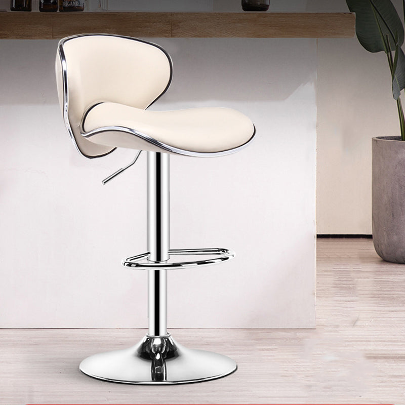 スカンジナビアのメタルバースツールローバックレザー調整可能なバースツールマット仕上げ