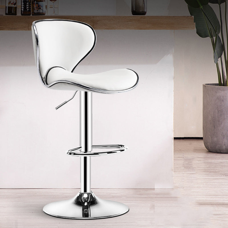 スカンジナビアのメタルバースツールローバックレザー調整可能なバースツールマット仕上げ