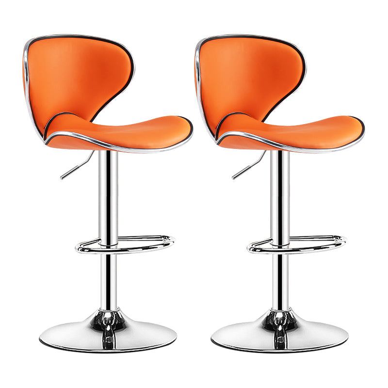 スカンジナビアのメタルバースツールローバックレザー調整可能なバースツールマット仕上げ