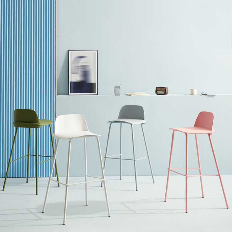 Zeitgenössischer Plastik Barhocker Plastikschatzhocker Rechtecksitz mit Eisenbeinen