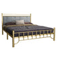 Cama de cabecera tapizada glamorosa con patas de metal en cama de marco abierto