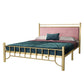 Cama de cabecera tapizada glamorosa con patas de metal en cama de marco abierto