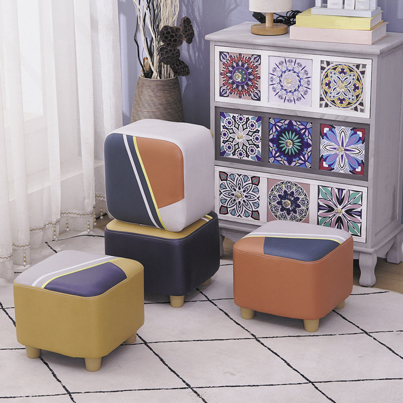 Zeitgenössischer Pouf Ottomane Stoff gepolstertes Flickwerk Massive Holzrahmen quadratische Ottomane