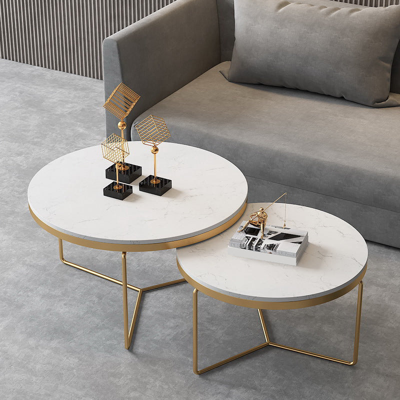 Runder Couchtisch mit goldener Eisen-X-Base und Marmorplatte