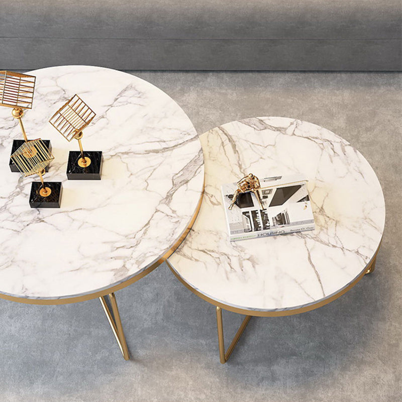 Runder Couchtisch mit goldener Eisen-X-Base und Marmorplatte